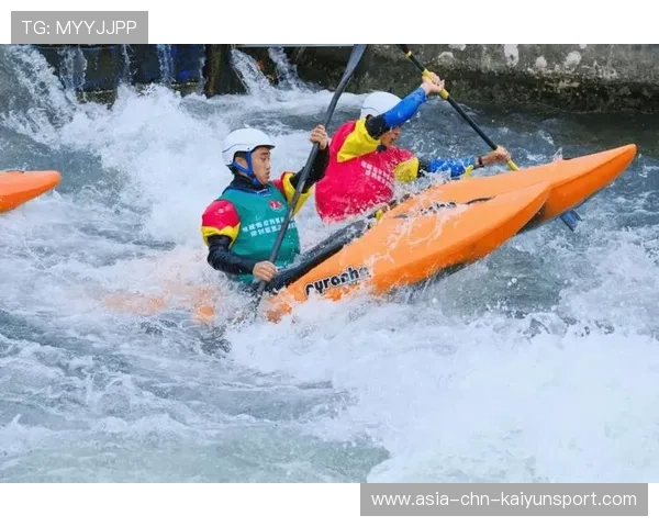 皮划艇急流赛段惊险连连，画面震撼