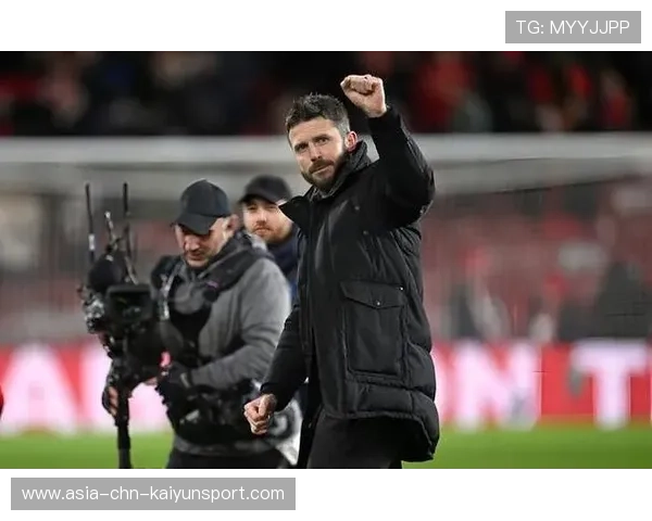 曼联在战术执行上需更好地贯彻教练意图,曼联的打法风格 曼联在战术执行上需更好地贯彻教练意图,曼联的打法风格